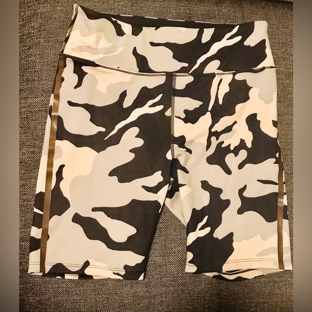 NWOT Noli Black & Grey Camo Biker Shorts